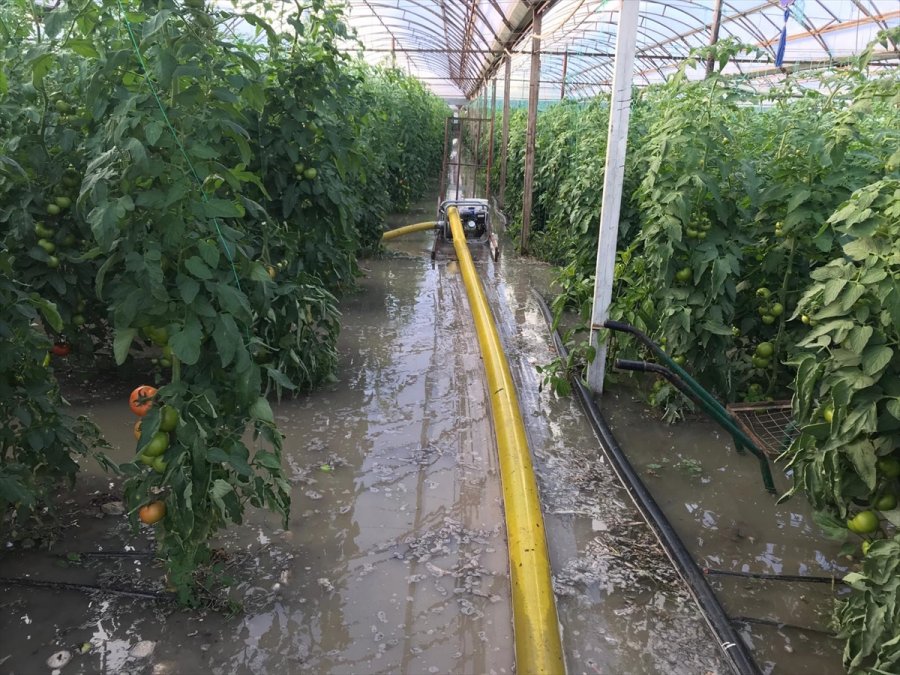 Kaş'a Sağanak Nedeniyle Seraları Su Bastı