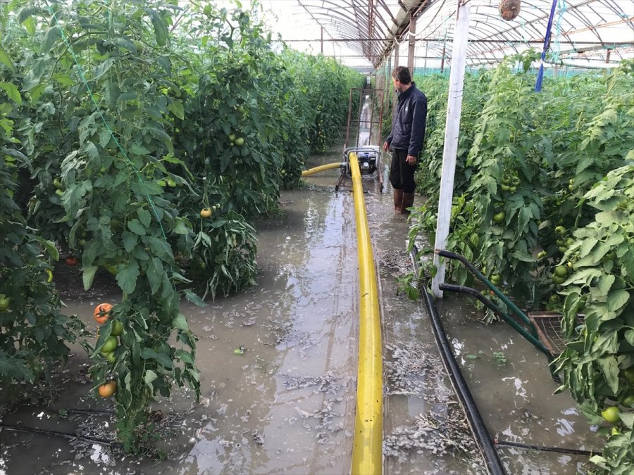 Kaş'a Sağanak Nedeniyle Seraları Su Bastı