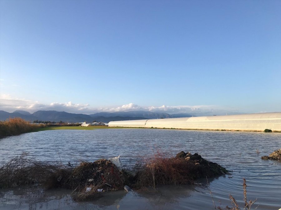 Kaş'a Sağanak Nedeniyle Seraları Su Bastı