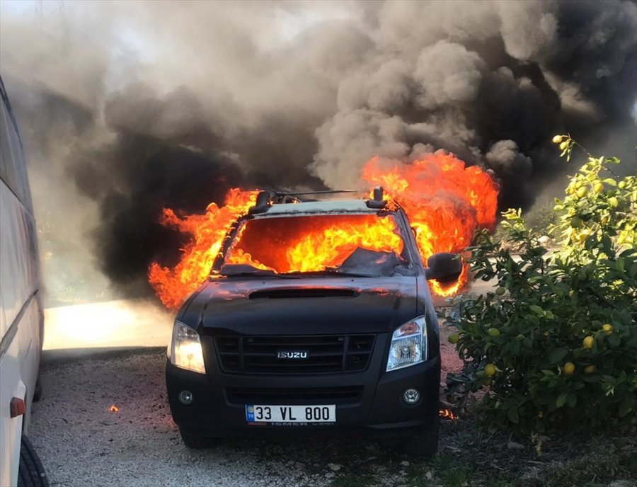 Mersin'de Park Halindeki Pikap Yandı