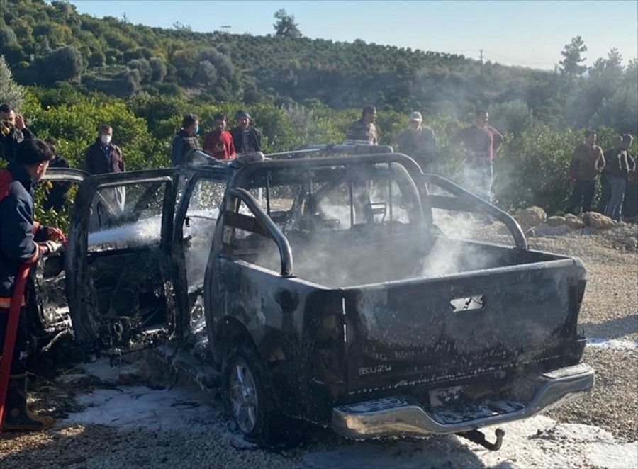 Mersin'de Park Halindeki Pikap Yandı