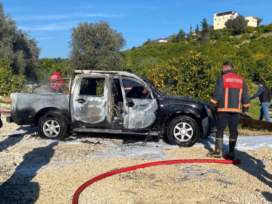 Mersin'de Park Halindeki Pikap Yandı