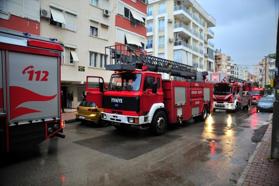 Antalya'da Bir Kişinin Evinde Çıkardığı Yangın Söndürüldü