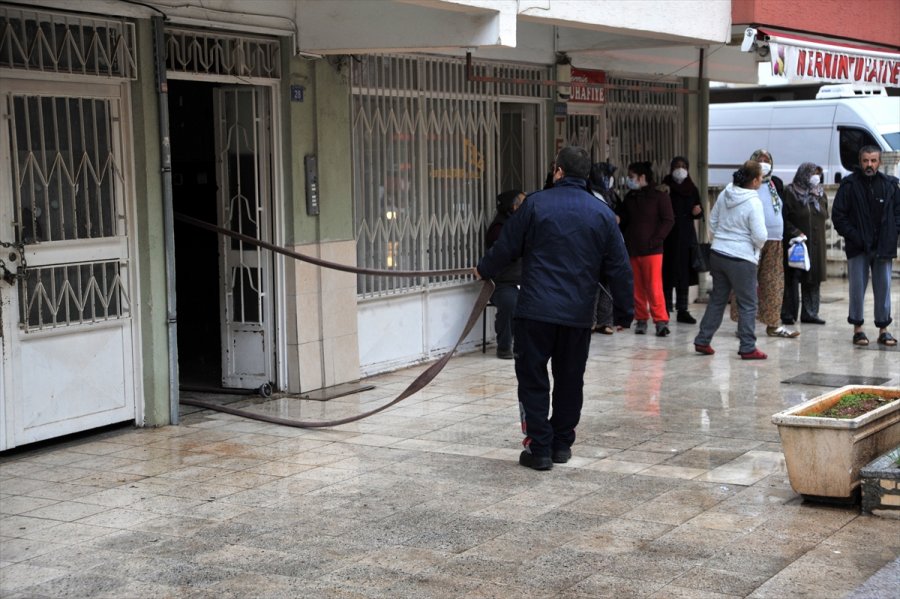 Antalya'da Bir Kişinin Evinde Çıkardığı Yangın Söndürüldü