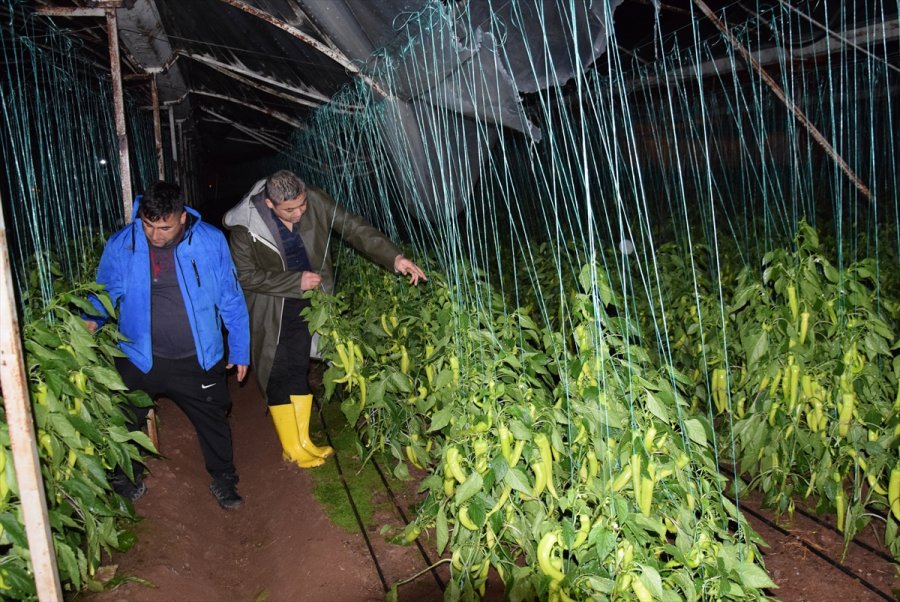 Kumluca'da Sağanak Ve Rüzgar Etkili Oldu