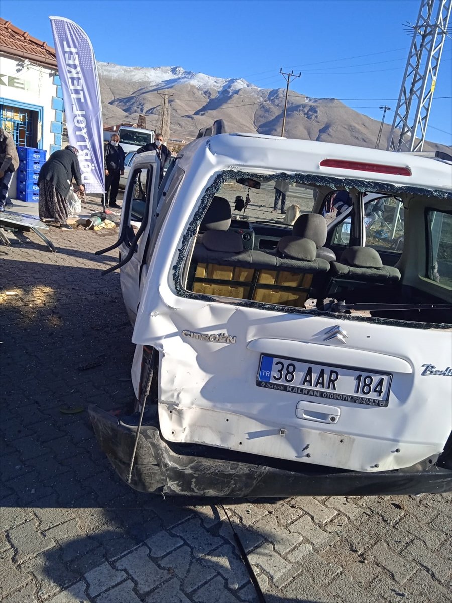 Tomarza'da Otomobille Hafif Ticari Araç Çarpıştı: 2 Yaralı