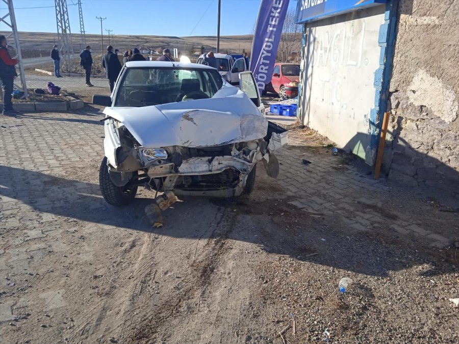 Tomarza'da Otomobille Hafif Ticari Araç Çarpıştı: 2 Yaralı
