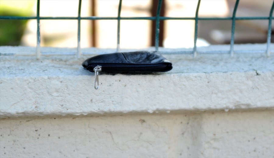 Antalya'da Bir Kadının İçinde Cüzdan Olan Poşeti Gasbedildi