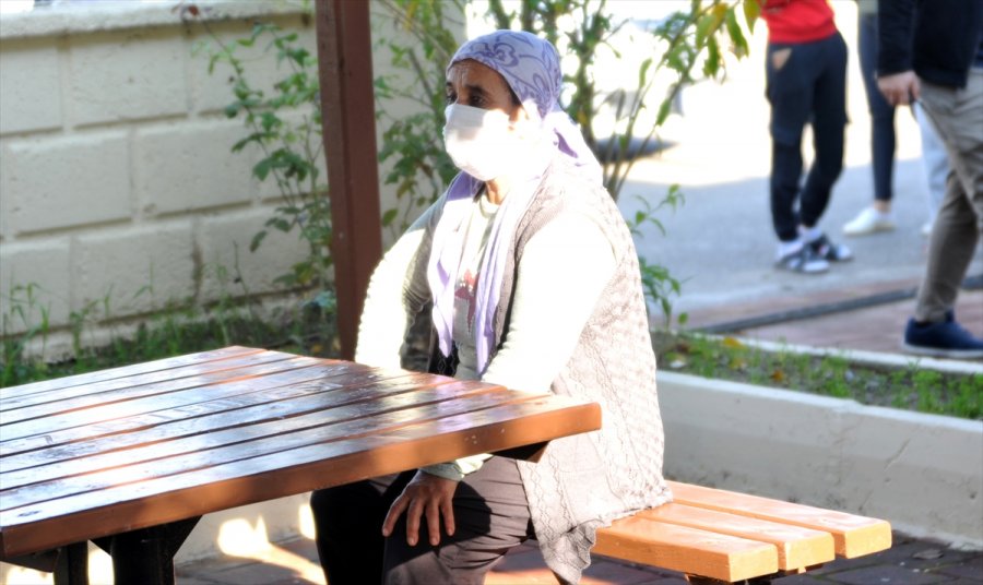 Antalya'da Bir Kadının İçinde Cüzdan Olan Poşeti Gasbedildi