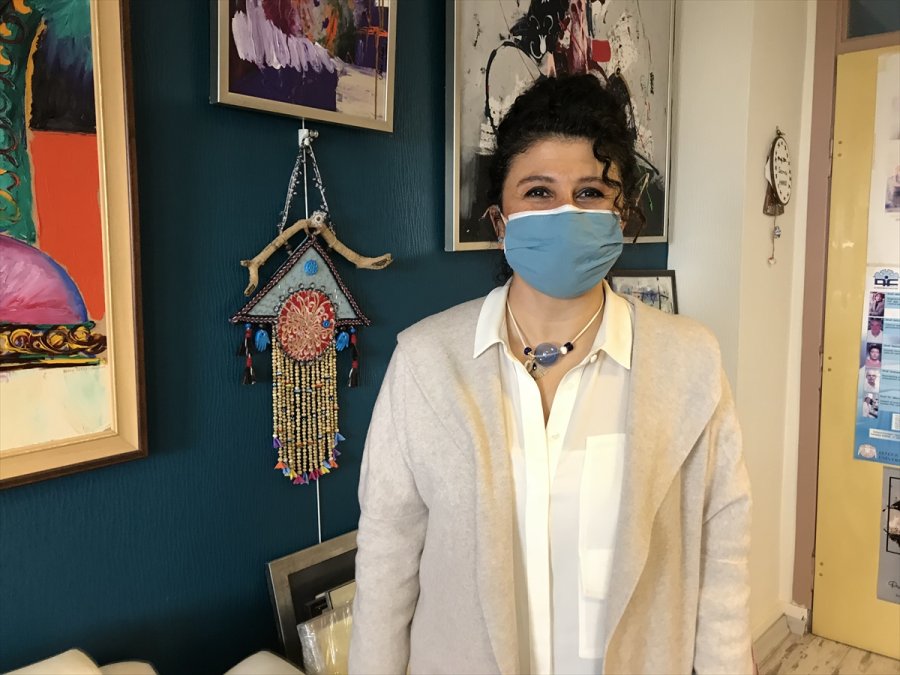 Diş Hekimi Profesör, Yaptığı El Emeği Göz Nuru Takıları Satarak Öğrencilere Burs Sağlıyor