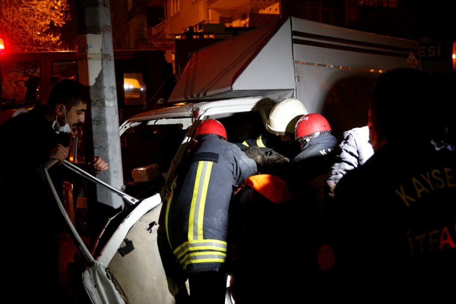 Kayseri'de Aydınlatma Direğine Çarptığı Aracında Sıkışan Sürücüyü İtfaiyeciler Kurtardı