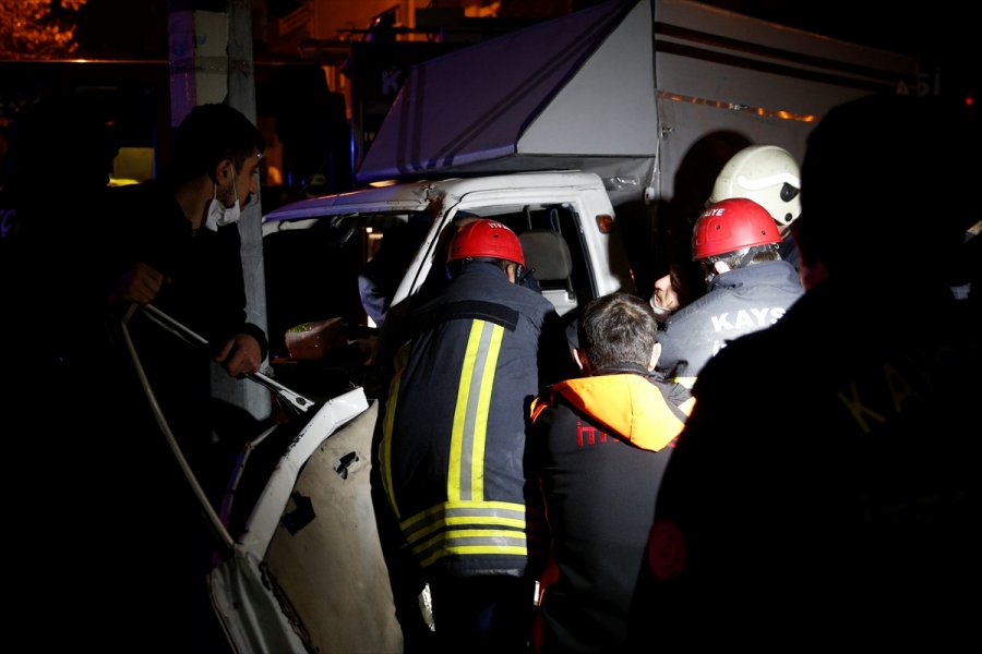 Kayseri'de Aydınlatma Direğine Çarptığı Aracında Sıkışan Sürücüyü İtfaiyeciler Kurtardı