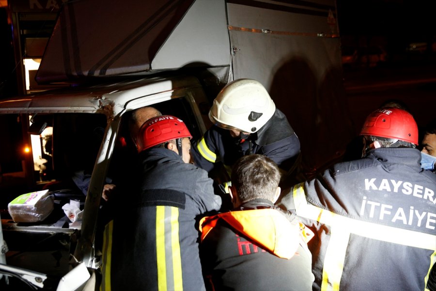 Kayseri'de Aydınlatma Direğine Çarptığı Aracında Sıkışan Sürücüyü İtfaiyeciler Kurtardı