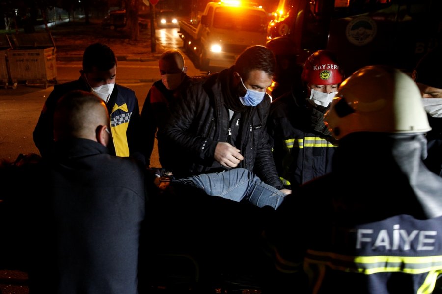 Kayseri'de Aydınlatma Direğine Çarptığı Aracında Sıkışan Sürücüyü İtfaiyeciler Kurtardı