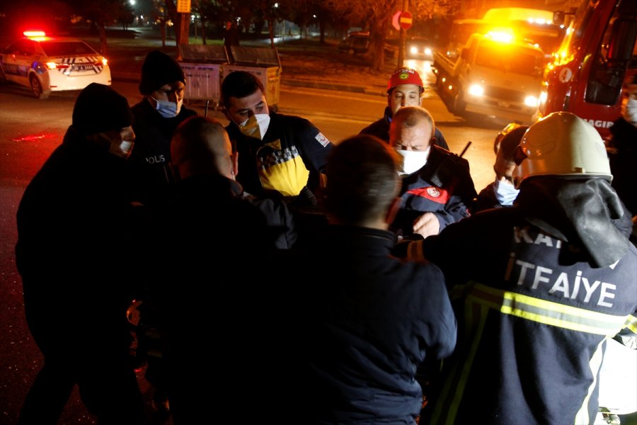Kayseri'de Aydınlatma Direğine Çarptığı Aracında Sıkışan Sürücüyü İtfaiyeciler Kurtardı