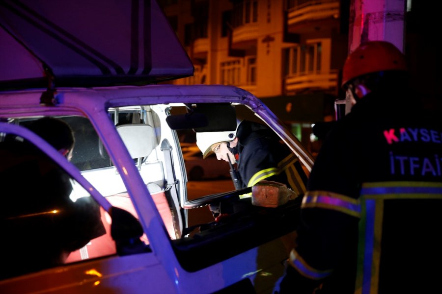 Kayseri'de Aydınlatma Direğine Çarptığı Aracında Sıkışan Sürücüyü İtfaiyeciler Kurtardı