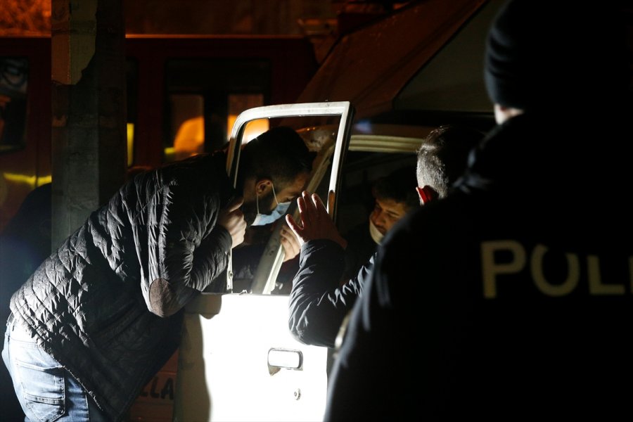 Kayseri'de Aydınlatma Direğine Çarptığı Aracında Sıkışan Sürücüyü İtfaiyeciler Kurtardı