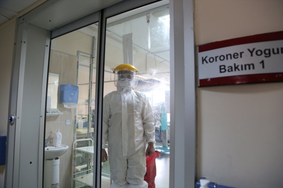 Kovid-19 Yoğun Bakım Nöbetindeki Sağlık Çalışanları, Vatandaşların Yeni Yılı Kutladı