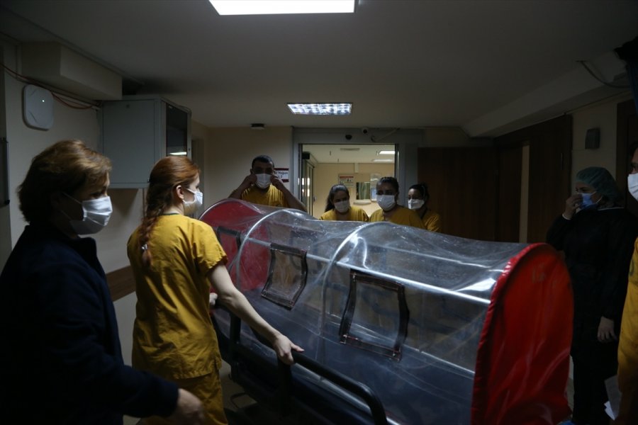 Kovid-19 Yoğun Bakım Nöbetindeki Sağlık Çalışanları, Vatandaşların Yeni Yılı Kutladı