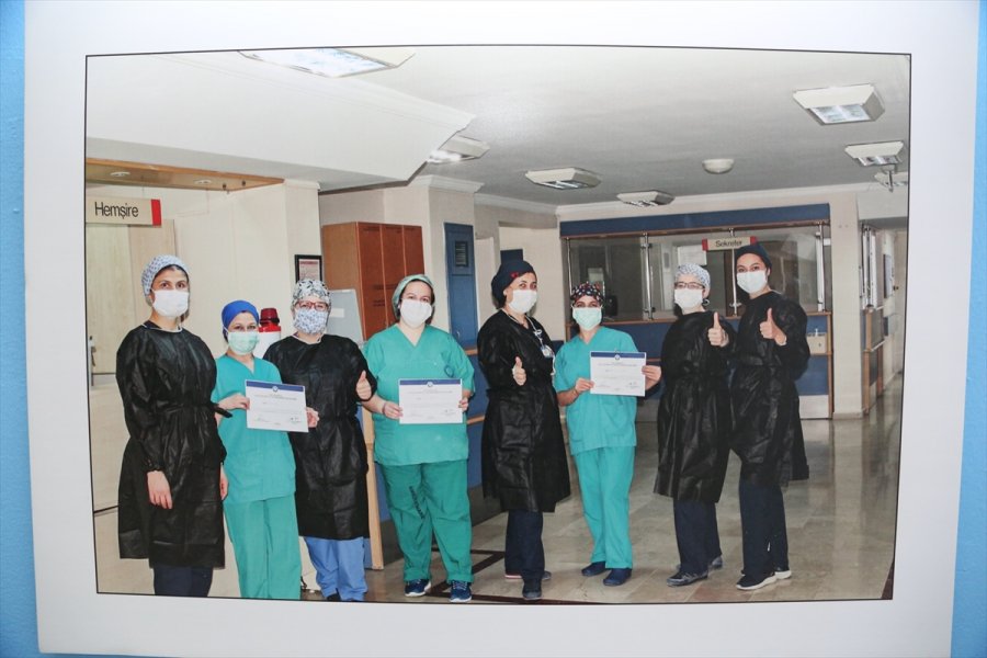 Kovid-19 Yoğun Bakım Nöbetindeki Sağlık Çalışanları, Vatandaşların Yeni Yılı Kutladı