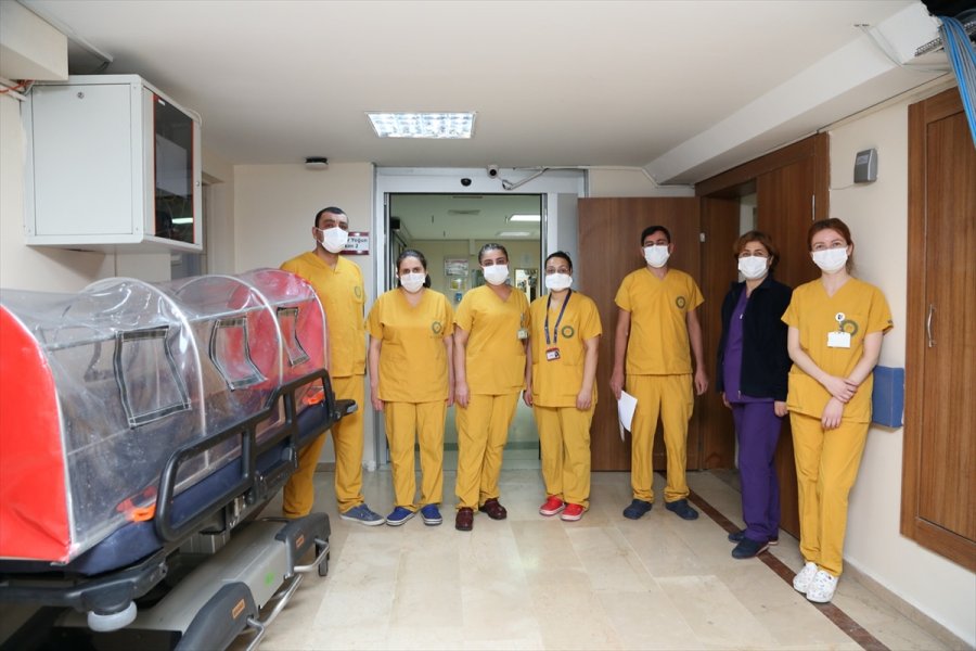 Kovid-19 Yoğun Bakım Nöbetindeki Sağlık Çalışanları, Vatandaşların Yeni Yılı Kutladı