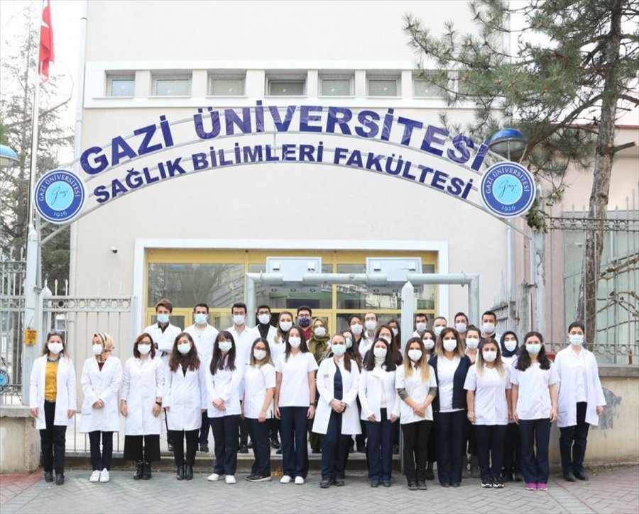 Kovid-19 Yoğun Bakım Nöbetindeki Sağlık Çalışanları, Vatandaşların Yeni Yılı Kutladı