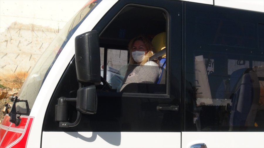 Mersin'de Kayıp Eşyasını Bulmak İçin Minibüs Durağına Giden Kadın Aldığı Teklifle Şoför Oldu