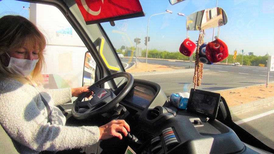 Mersin'de Kayıp Eşyasını Bulmak İçin Minibüs Durağına Giden Kadın Aldığı Teklifle Şoför Oldu