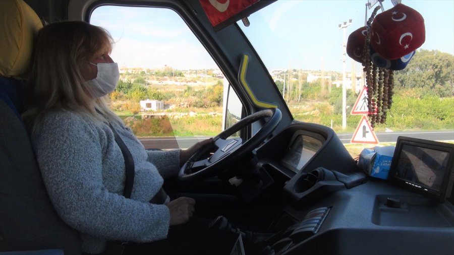 Mersin'de Kayıp Eşyasını Bulmak İçin Minibüs Durağına Giden Kadın Aldığı Teklifle Şoför Oldu