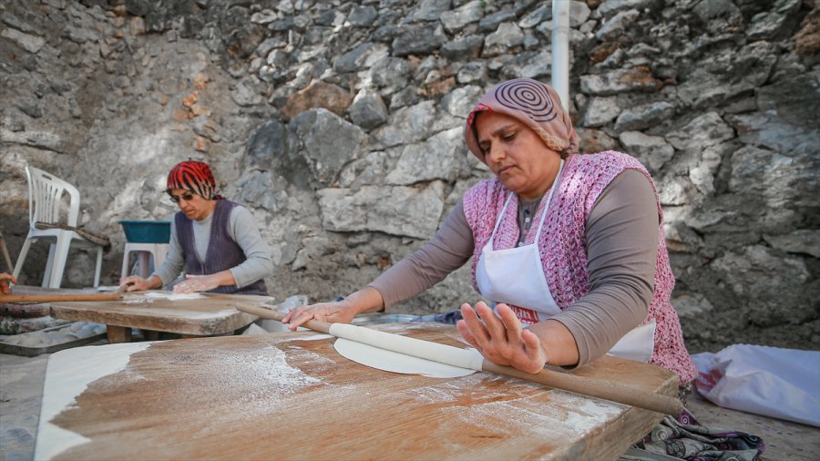 Akseki'de Sofralarının Vazgeçilmezi Yufka Ekmek, İmece Usulü Hazırlanıyor