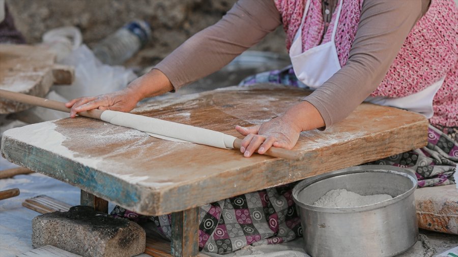 Akseki'de Sofralarının Vazgeçilmezi Yufka Ekmek, İmece Usulü Hazırlanıyor