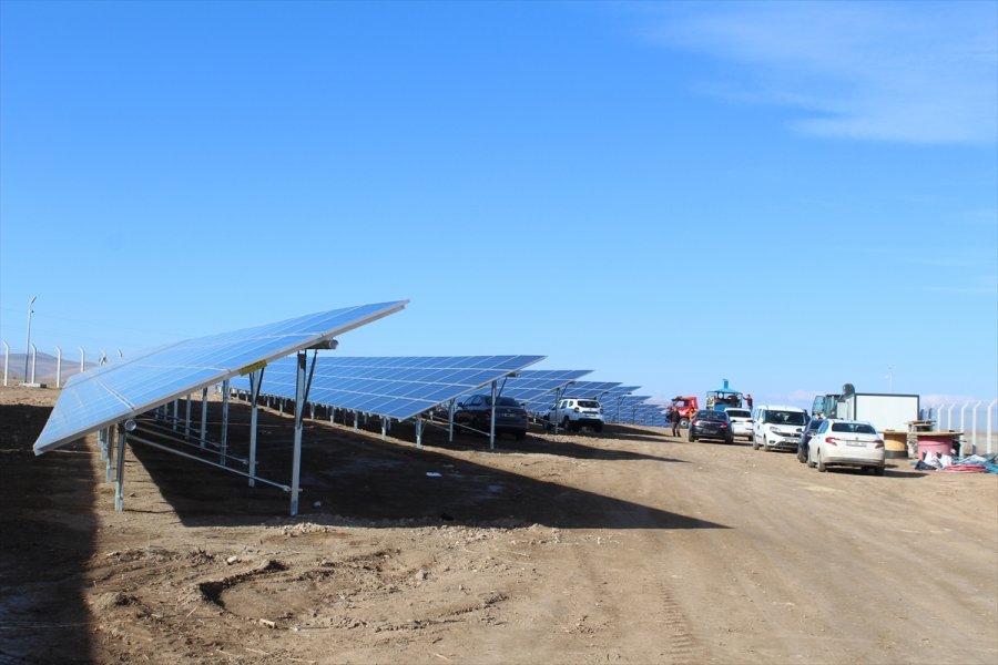 Yunak Belediyesi 15 Dönüme Kurulu Güneş Enerjisi Santralinde Elektrik Üretiyor