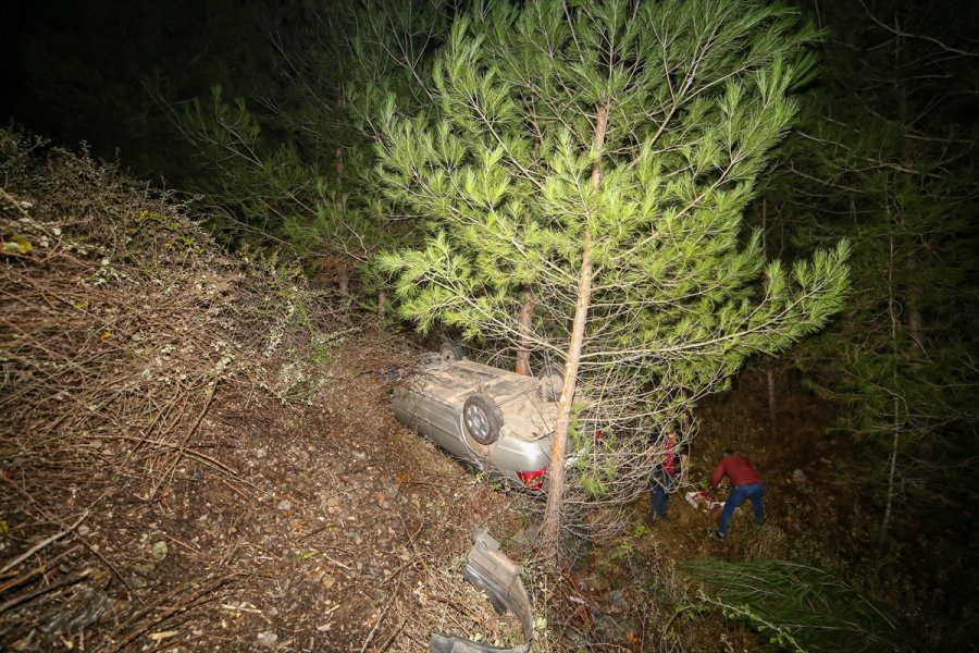 Antalya'da Aracıyla Uçuruma Yuvarlanan Sürücü Hafif Yaralandı