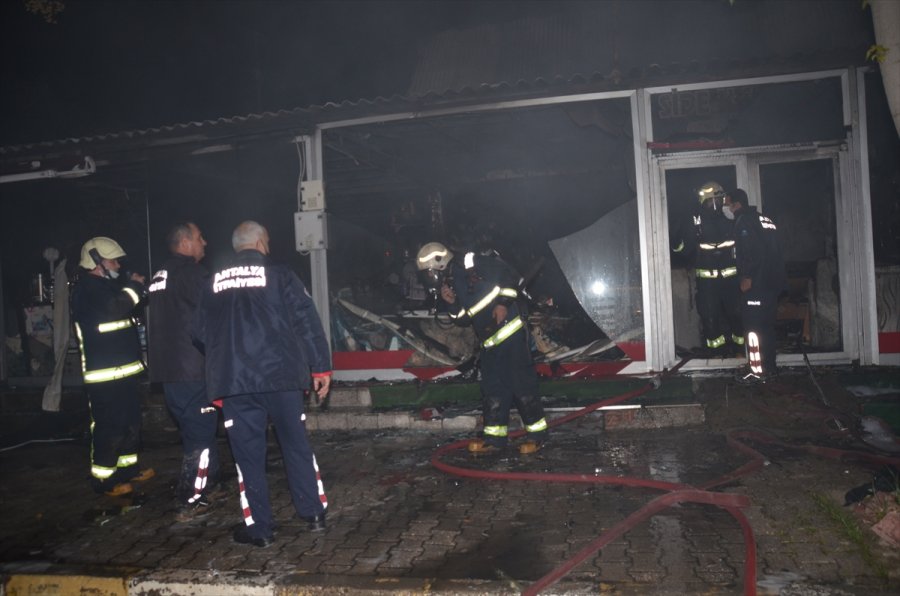 Antalya'da İş Yeri Yangınını İtfaiye Söndürdü