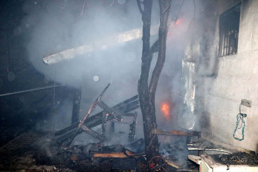 Kayseri'de Cami Bahçesinde Çıkan Yangın Söndürüldü