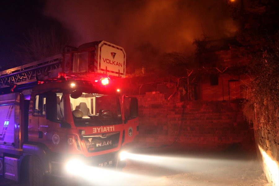 Kayseri'de Cami Bahçesinde Çıkan Yangın Söndürüldü