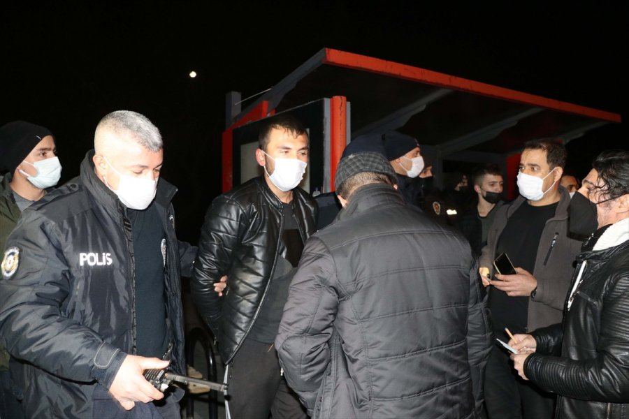 Kayseri'de Uzun Namlulu Silahla Mezarlıkta Gezen 2 Kişi Gözaltına Alındı
