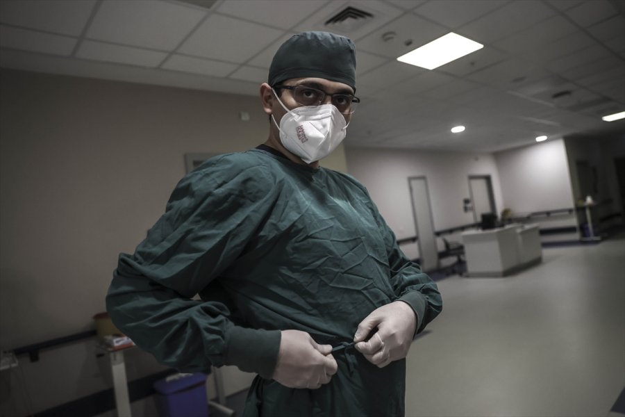 Kovid-19 Yoğun Bakım Servisi Çalışanları Yeni Yılı Hastanede Karşıladı