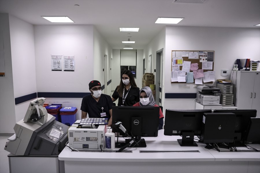 Kovid-19 Yoğun Bakım Servisi Çalışanları Yeni Yılı Hastanede Karşıladı