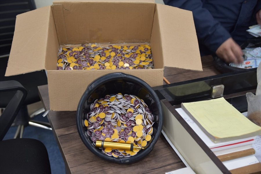 Mersin'de Kumar Oynatılan Binaya İş Makinesiyle Duvarı Kırılarak Girildi