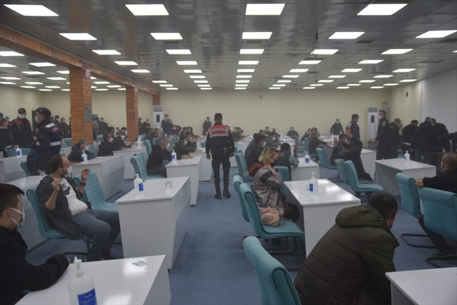 Mersin'de Kumar Oynatılan Binaya İş Makinesiyle Duvarı Kırılarak Girildi