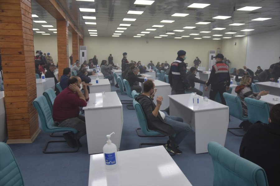 Mersin'de Kumar Oynatılan Binaya İş Makinesiyle Duvarı Kırılarak Girildi