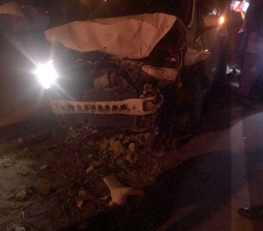 Aksaray'da Otomobil Koyun Sürüsüne Çarptı 2 Kişi Yaralandı