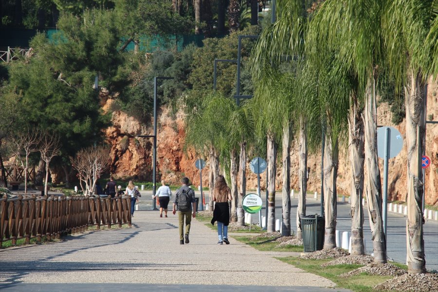 Antalya'da Yabancı Turistler Denizin Keyfini Çıkardı