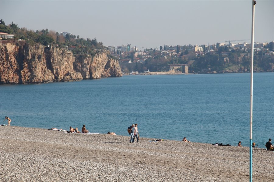 Antalya'da Yabancı Turistler Denizin Keyfini Çıkardı