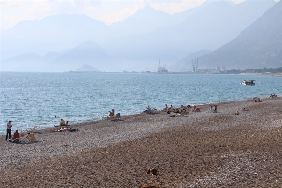 Antalya'da Yabancı Turistler Denizin Keyfini Çıkardı
