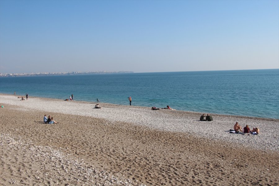 Antalya'da Yabancı Turistler Denizin Keyfini Çıkardı