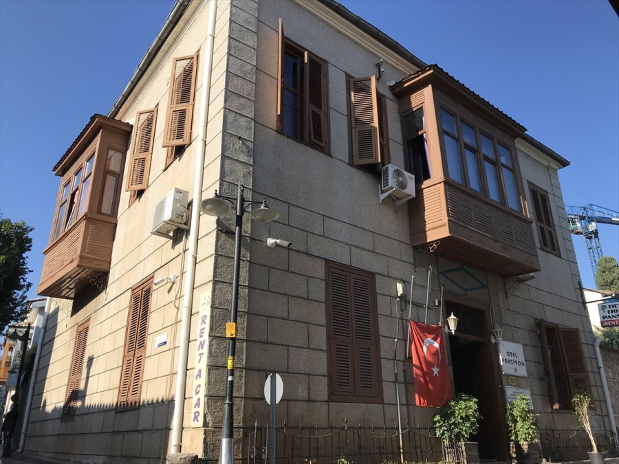 Ayakta Tutmak İçin Satın Aldığı Asırlık Konakla Turizme Hizmet Veriyor