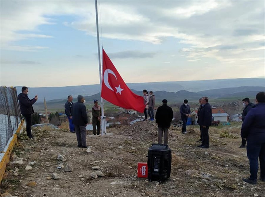 Beypazarı'da Türk Bayrağı 18 Metrelik Direkte Göndere Çekildi