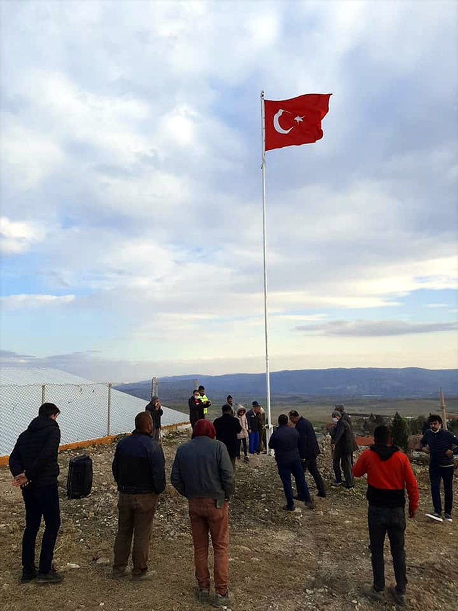 Beypazarı'da Türk Bayrağı 18 Metrelik Direkte Göndere Çekildi